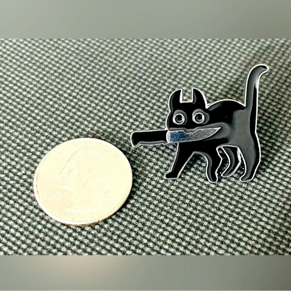 Black Cat With Knife Enamel Pin With Black Mesh Gift Bag Halloween Goth Punk - Picture 6 of 7